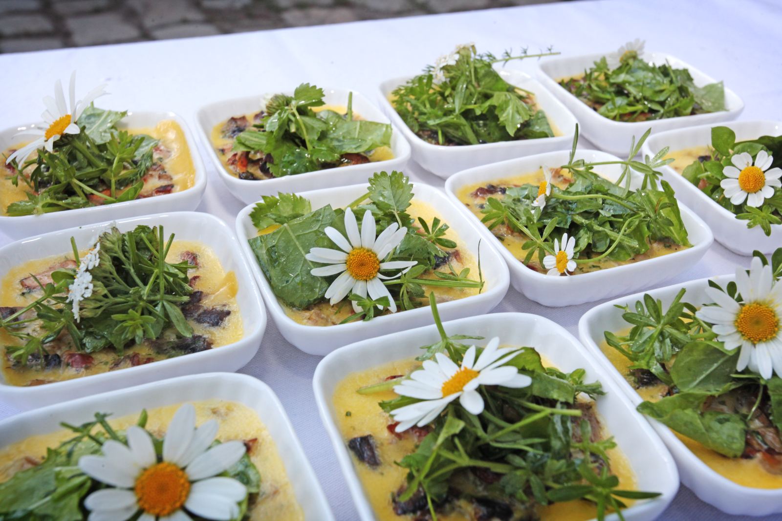 Teller mit Kräutern und Blüten